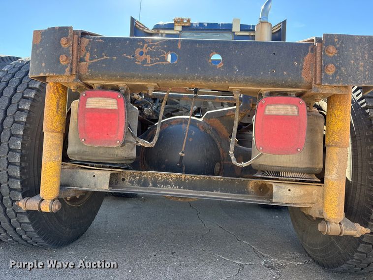 image for item DW6752 2002 International 9400i semi truck