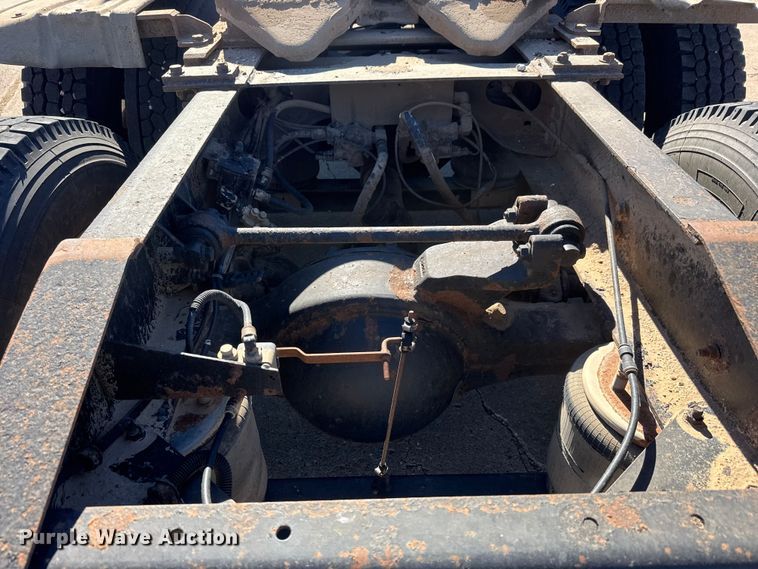 image for item DW6752 2002 International 9400i semi truck