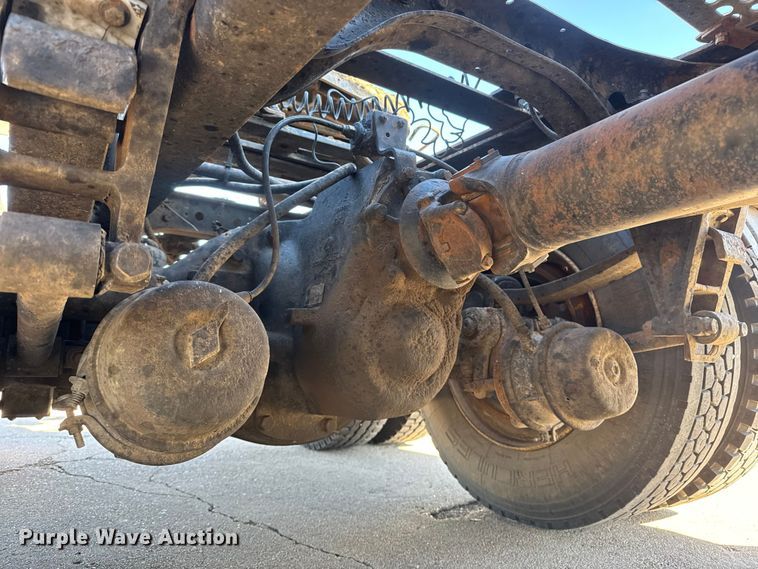 image for item DW6752 2002 International 9400i semi truck