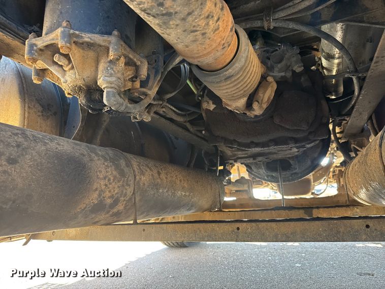 image for item DW6752 2002 International 9400i semi truck