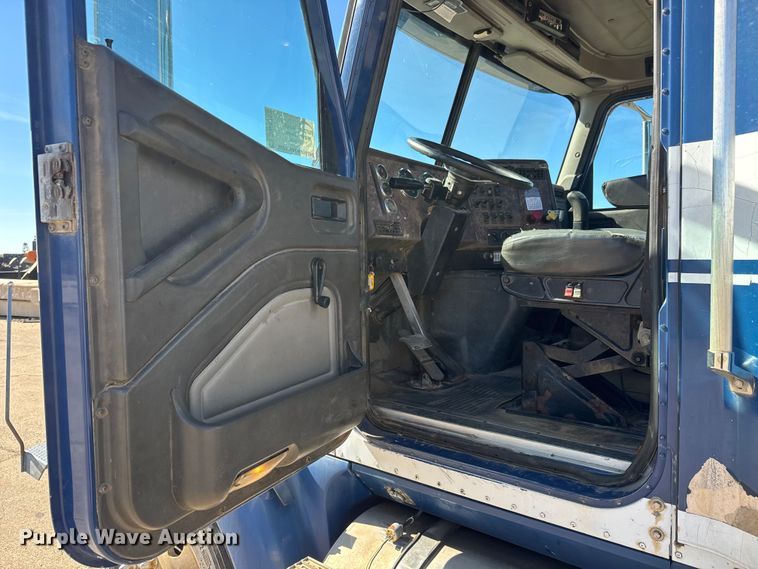 image for item DW6752 2002 International 9400i semi truck