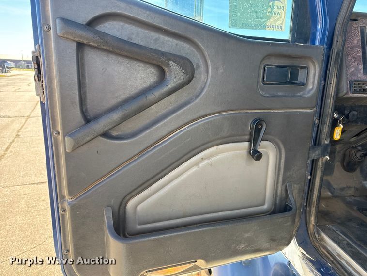 image for item DW6752 2002 International 9400i semi truck