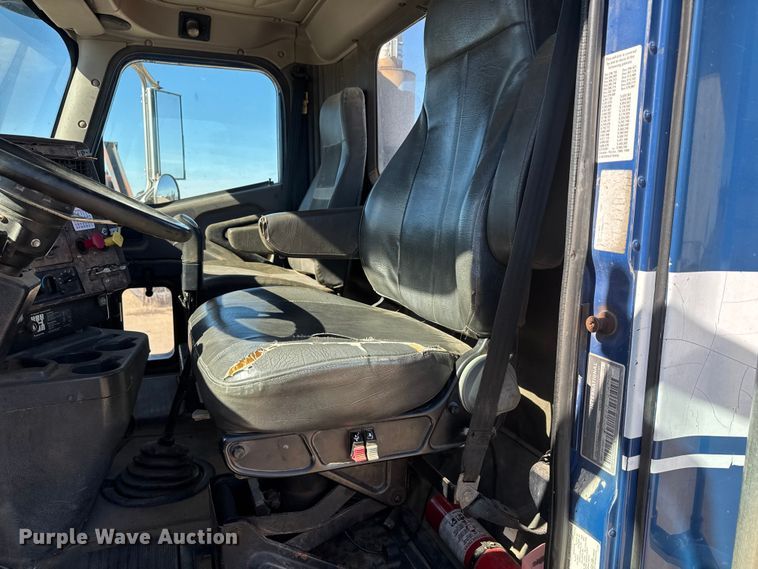 image for item DW6752 2002 International 9400i semi truck