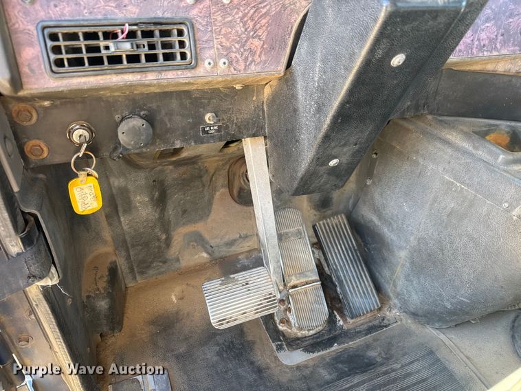 image for item DW6752 2002 International 9400i semi truck