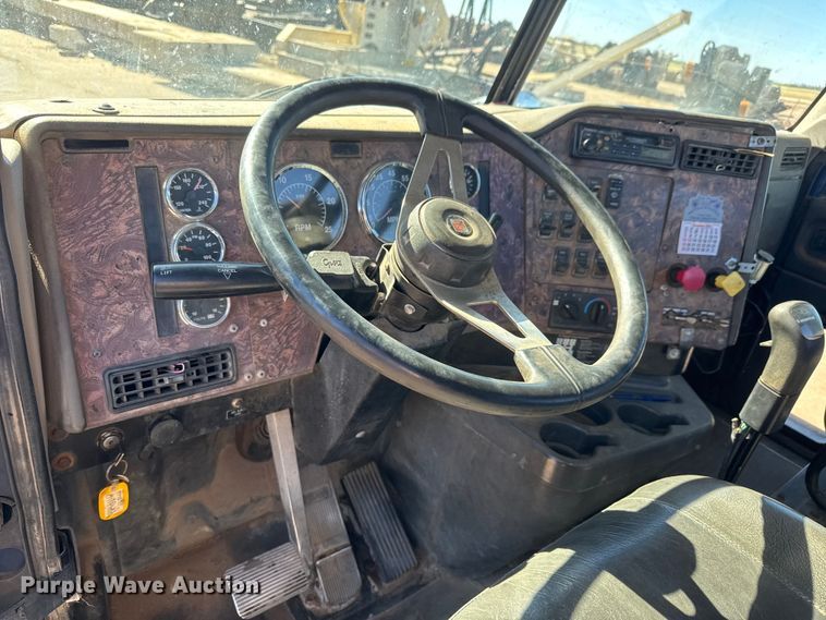 image for item DW6752 2002 International 9400i semi truck