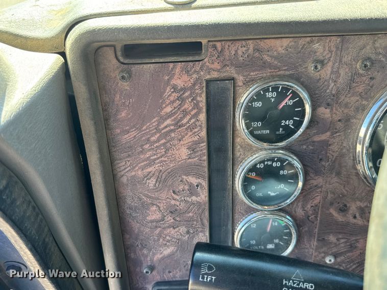 image for item DW6752 2002 International 9400i semi truck