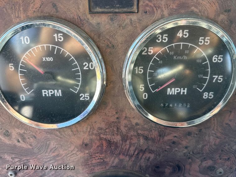 image for item DW6752 2002 International 9400i semi truck