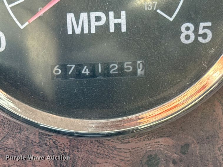 image for item DW6752 2002 International 9400i semi truck