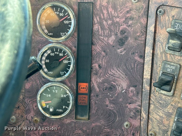 image for item DW6752 2002 International 9400i semi truck