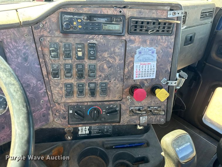 image for item DW6752 2002 International 9400i semi truck