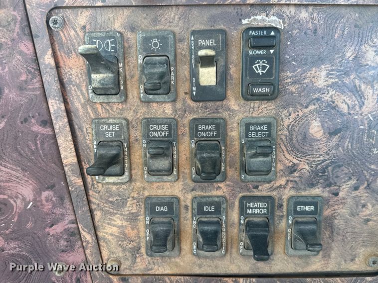 image for item DW6752 2002 International 9400i semi truck