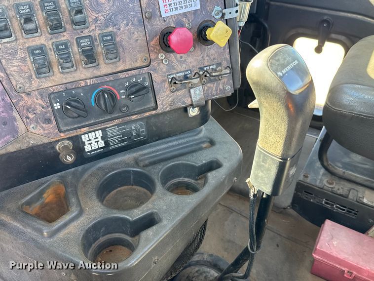 image for item DW6752 2002 International 9400i semi truck