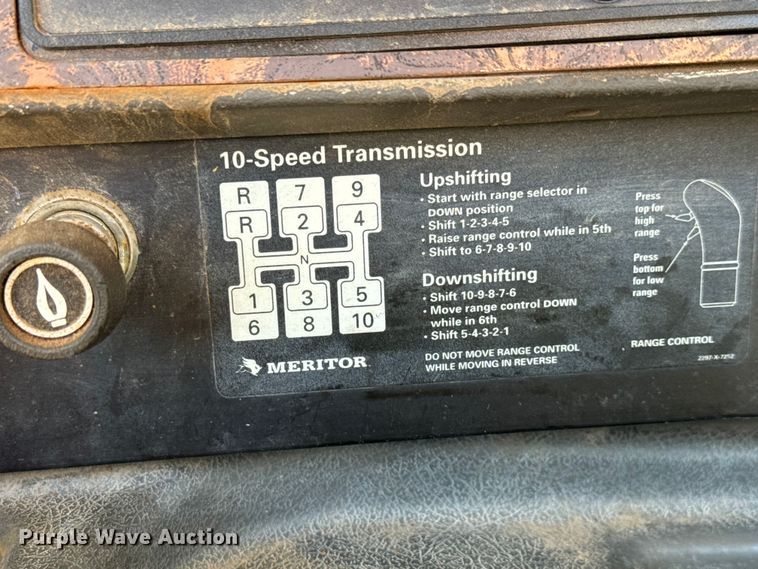 image for item DW6752 2002 International 9400i semi truck