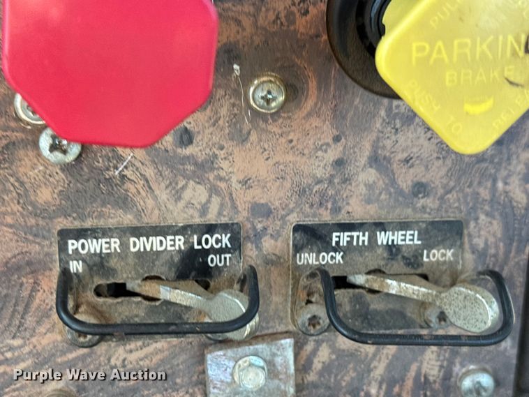 image for item DW6752 2002 International 9400i semi truck