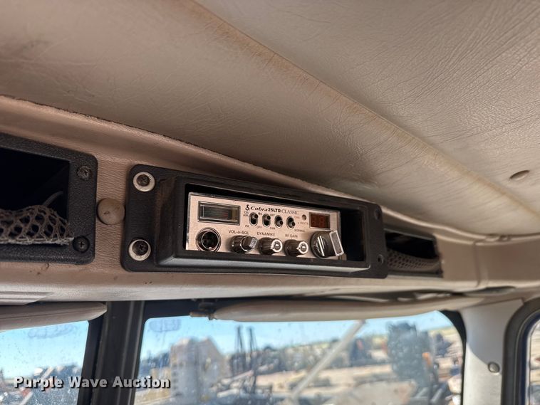 image for item DW6752 2002 International 9400i semi truck