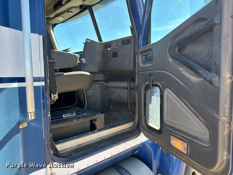 image for item DW6752 2002 International 9400i semi truck