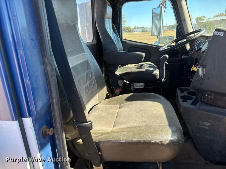 image for item DW6752 2002 International 9400i semi truck