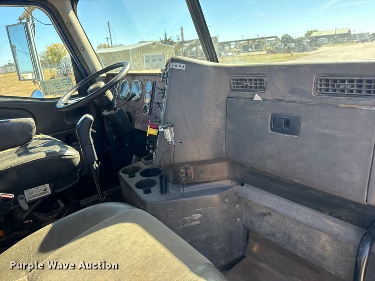 image for item DW6752 2002 International 9400i semi truck