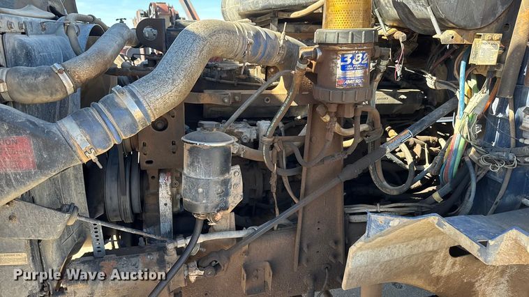 image for item DW6752 2002 International 9400i semi truck