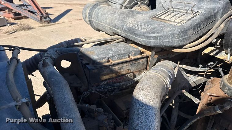 image for item DW6752 2002 International 9400i semi truck