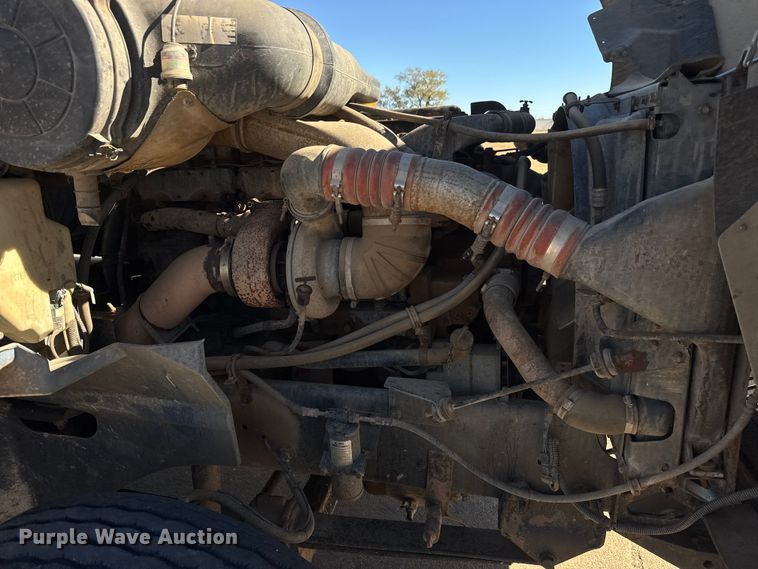 image for item DW6752 2002 International 9400i semi truck