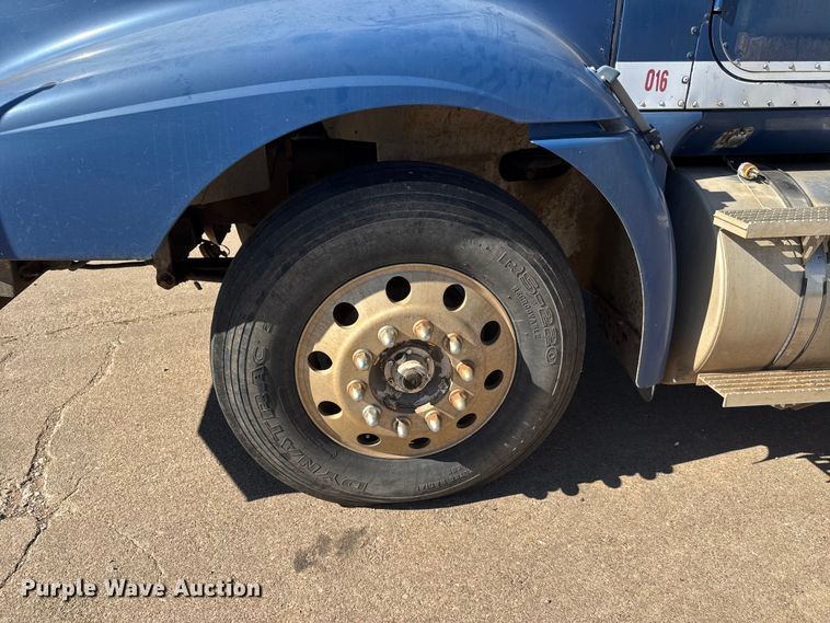 image for item DW6752 2002 International 9400i semi truck