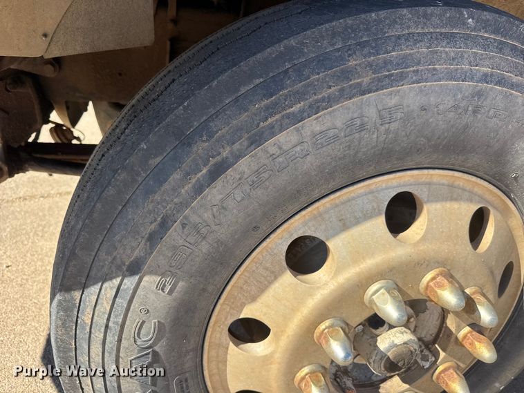 image for item DW6752 2002 International 9400i semi truck