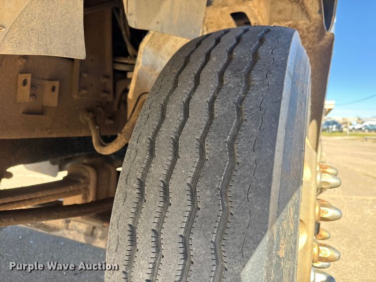 image for item DW6752 2002 International 9400i semi truck