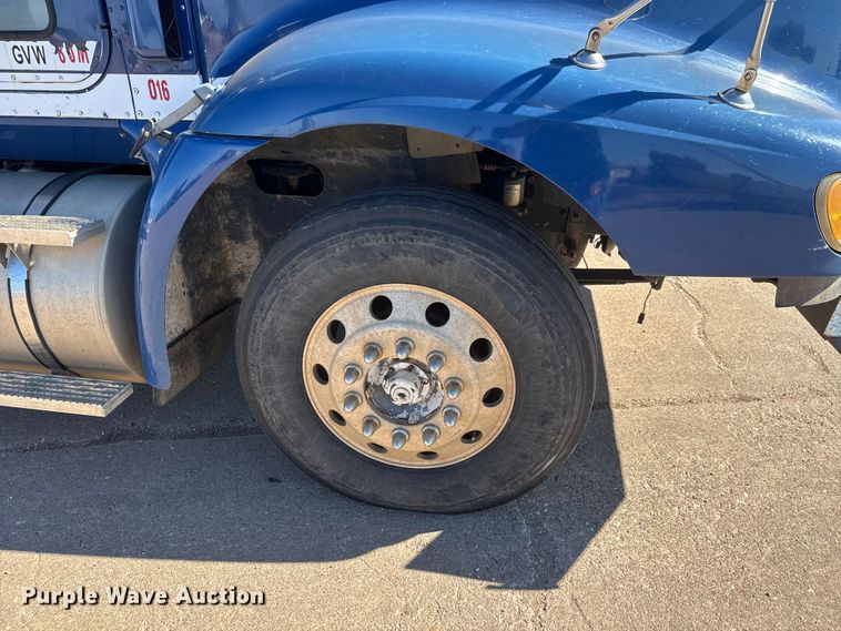 image for item DW6752 2002 International 9400i semi truck