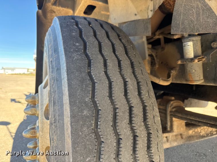 image for item DW6752 2002 International 9400i semi truck