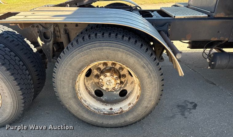 image for item DW6752 2002 International 9400i semi truck