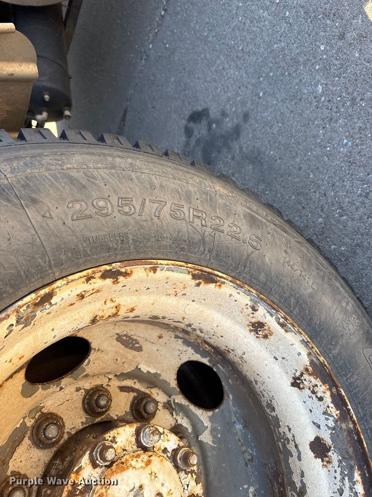 image for item DW6752 2002 International 9400i semi truck