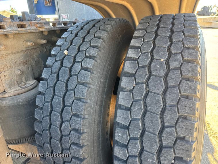 image for item DW6752 2002 International 9400i semi truck