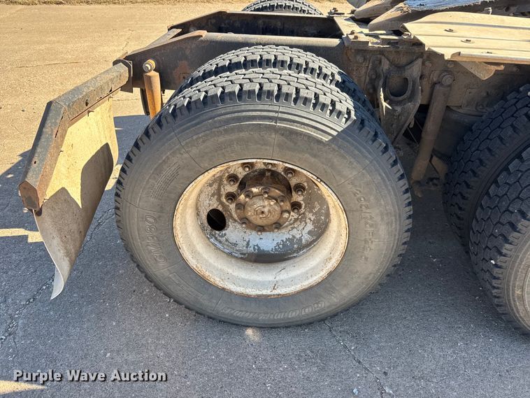 image for item DW6752 2002 International 9400i semi truck