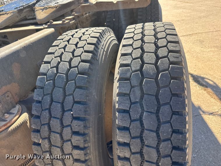 image for item DW6752 2002 International 9400i semi truck