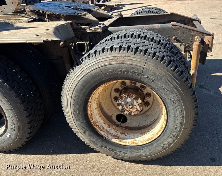 image for item DW6752 2002 International 9400i semi truck