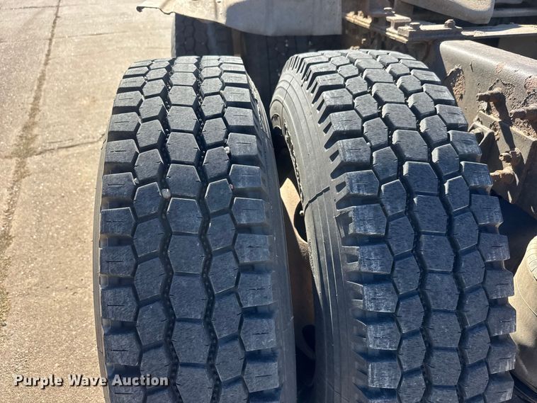 image for item DW6752 2002 International 9400i semi truck