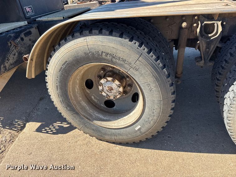 image for item DW6752 2002 International 9400i semi truck