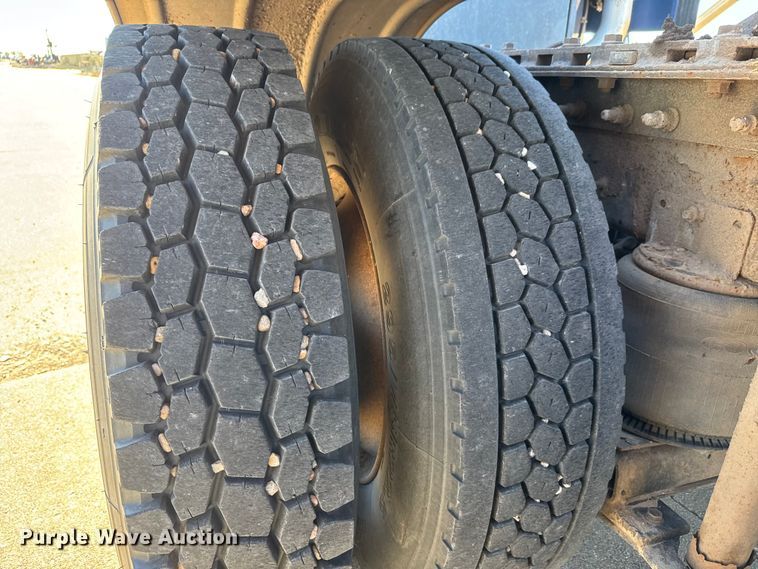 image for item DW6752 2002 International 9400i semi truck