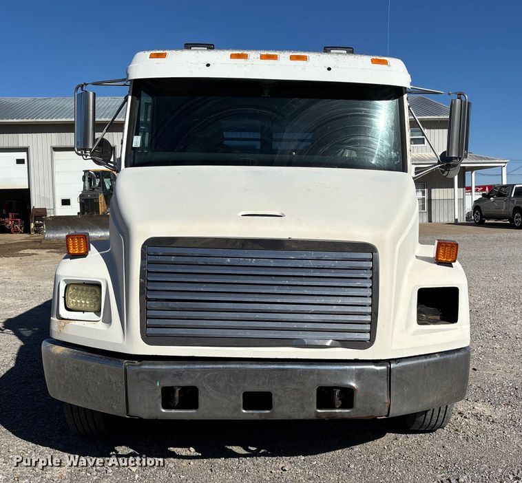 image for item DW7266 2000 Freightliner Crew Cab flatbed truck