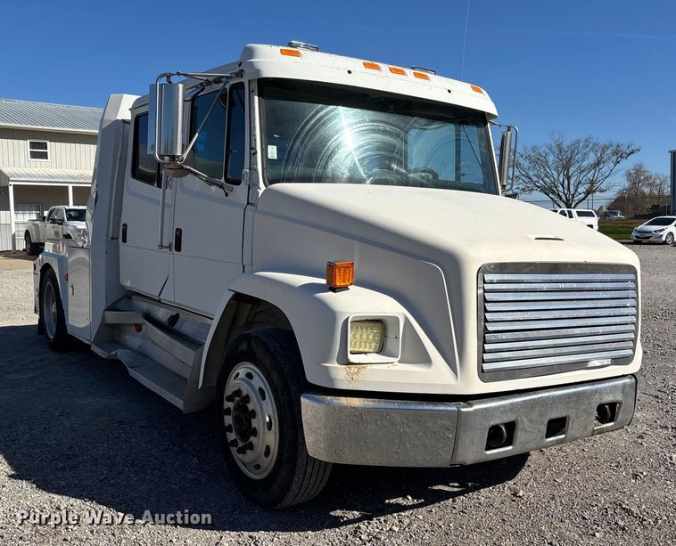 image for item DW7266 2000 Freightliner Crew Cab flatbed truck