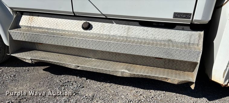 image for item DW7266 2000 Freightliner Crew Cab flatbed truck