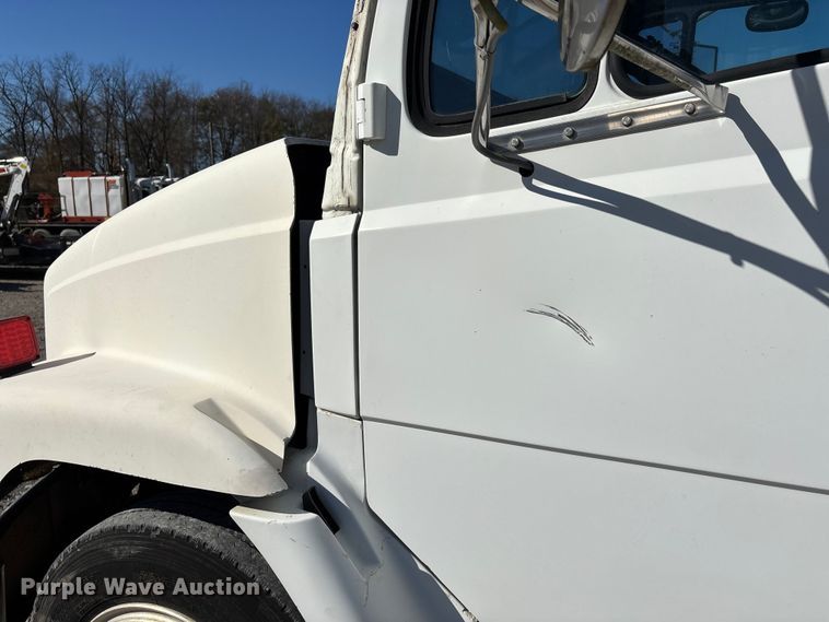 image for item DW7266 2000 Freightliner Crew Cab flatbed truck