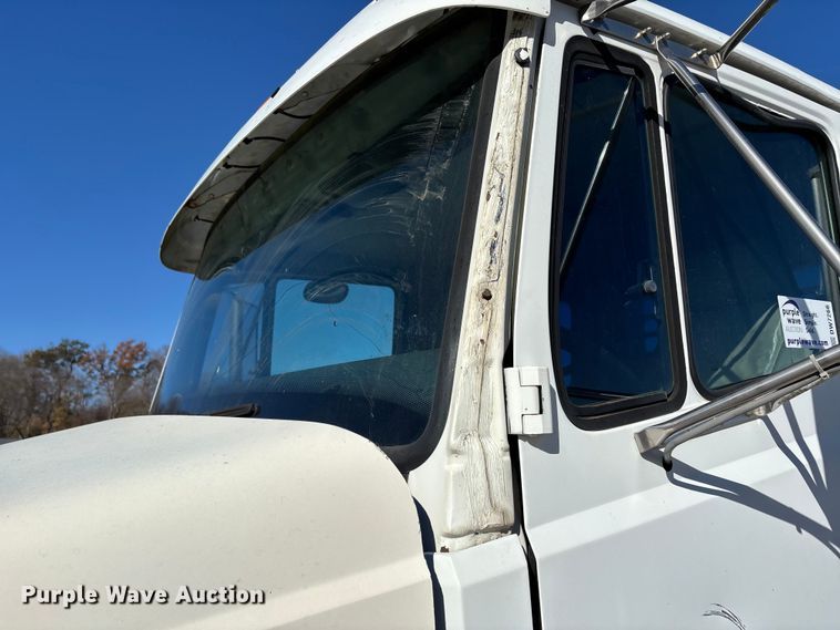 image for item DW7266 2000 Freightliner Crew Cab flatbed truck