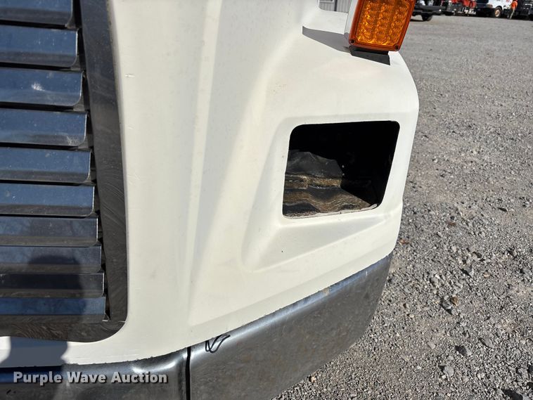 image for item DW7266 2000 Freightliner Crew Cab flatbed truck