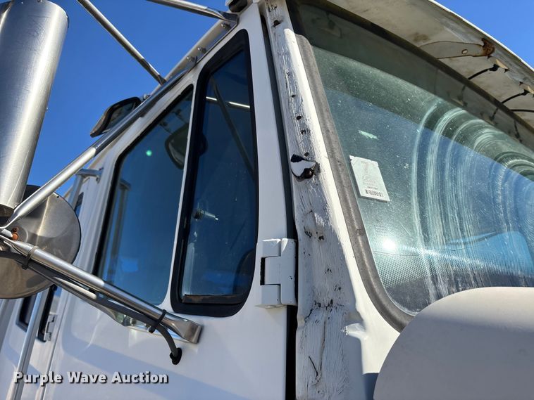 image for item DW7266 2000 Freightliner Crew Cab flatbed truck