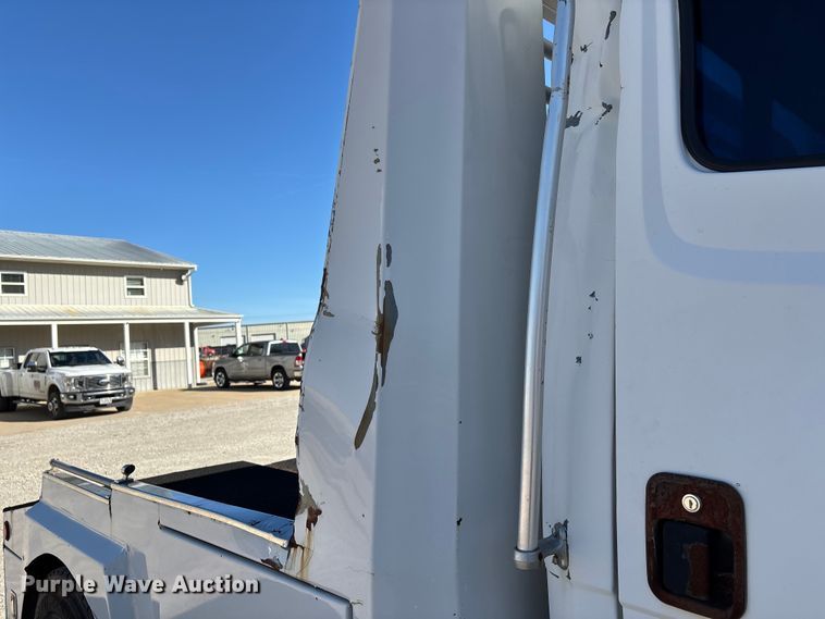 image for item DW7266 2000 Freightliner Crew Cab flatbed truck