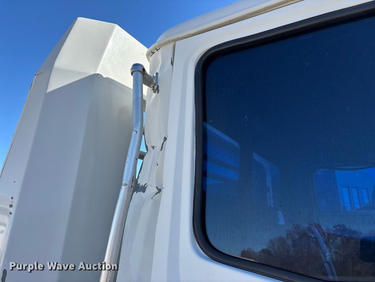 image for item DW7266 2000 Freightliner Crew Cab flatbed truck