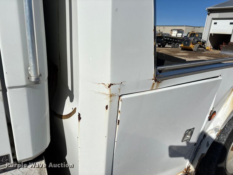 image for item DW7266 2000 Freightliner Crew Cab flatbed truck