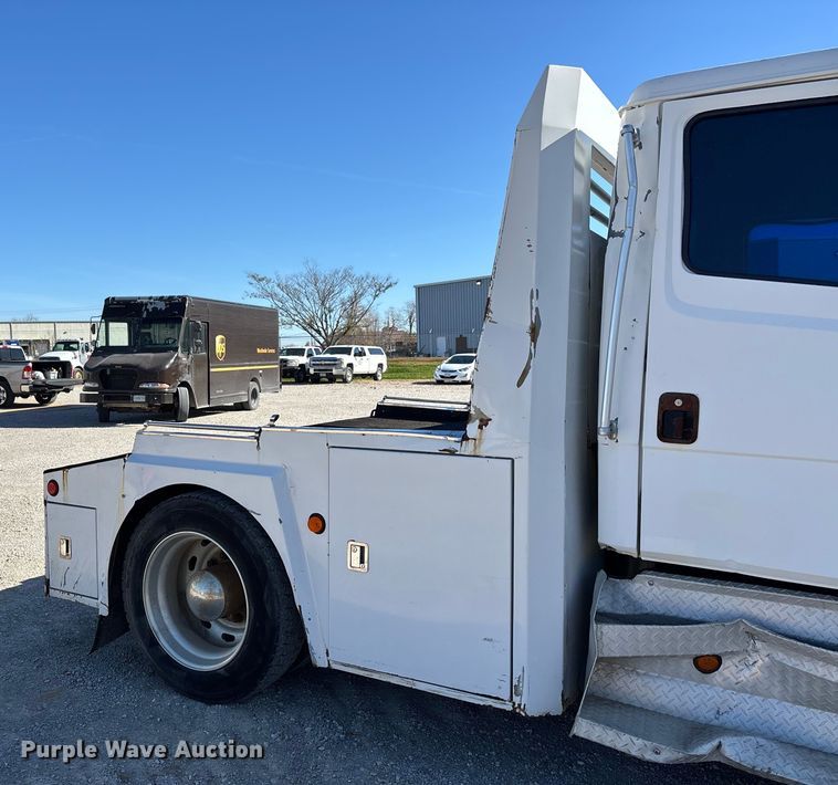 image for item DW7266 2000 Freightliner Crew Cab flatbed truck